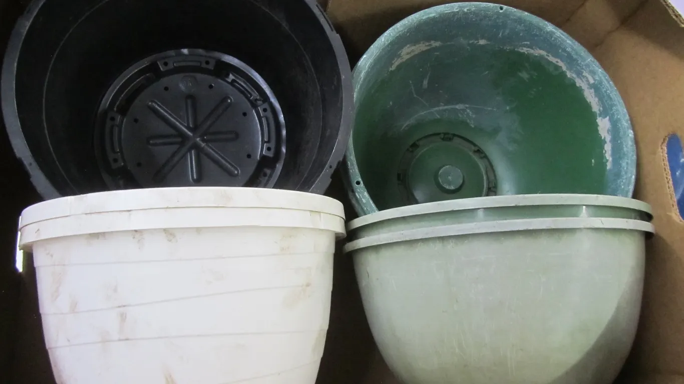 (8) Plastic Planters