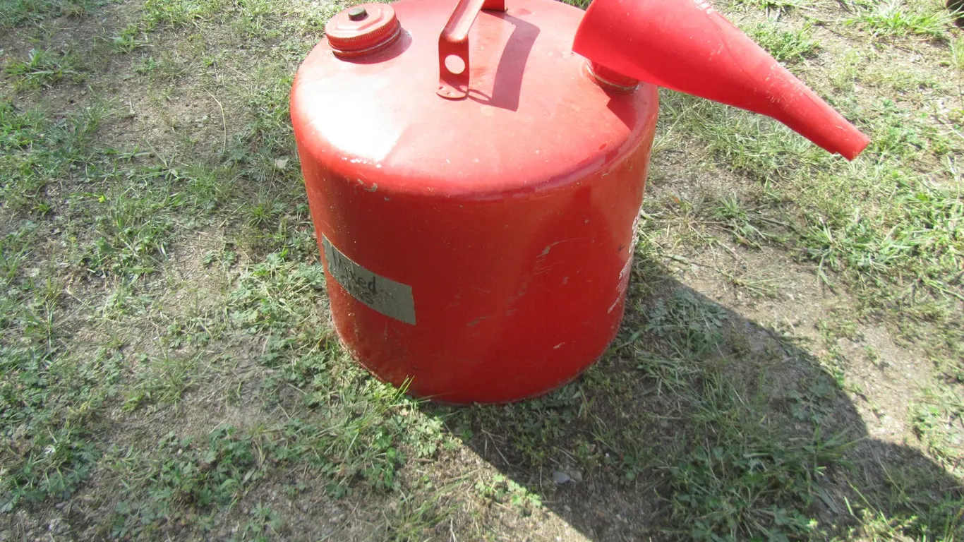 John Deere 6 Gallon Gas Can w/Funnel