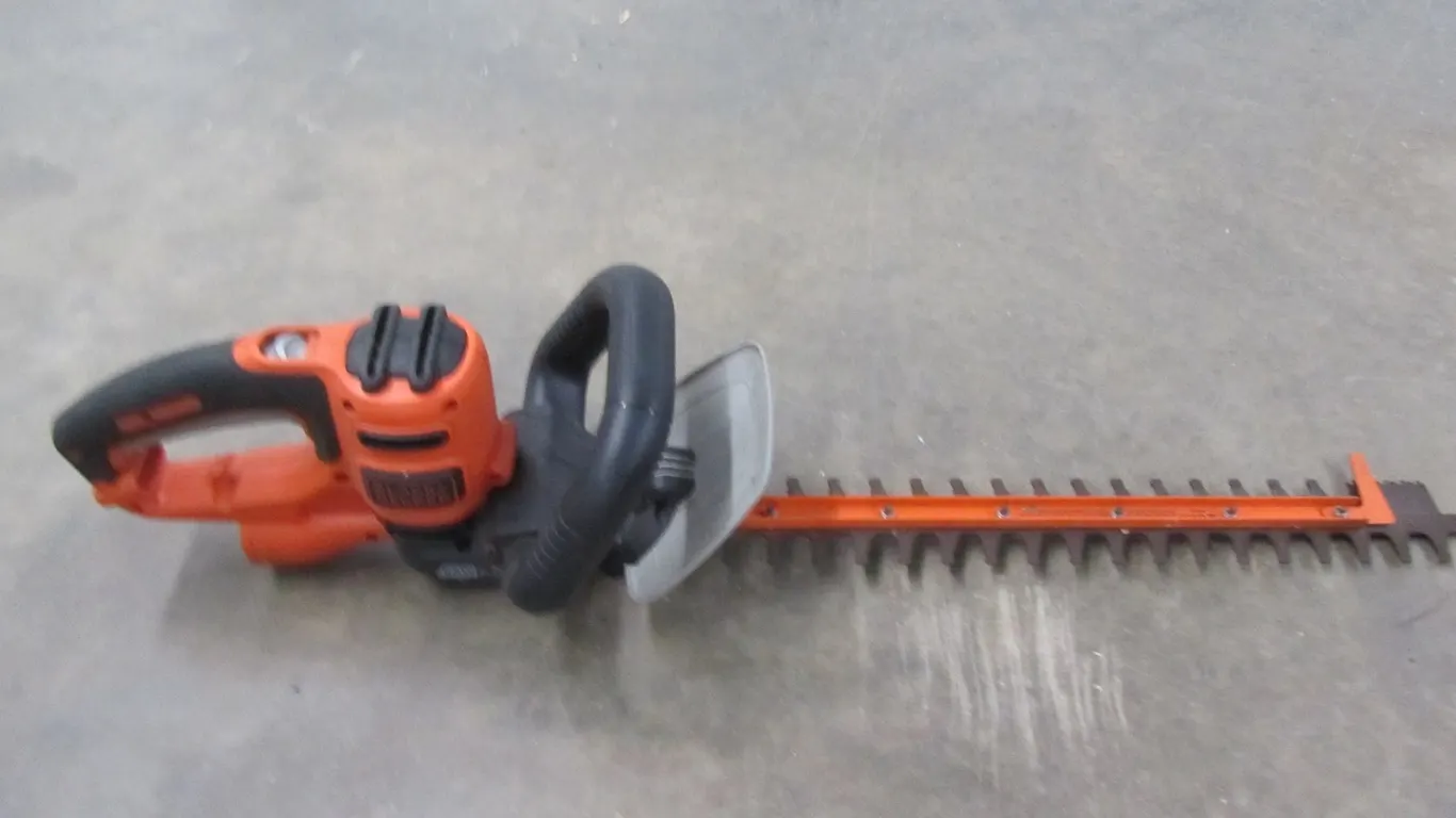 Black & Decker 20" Electric Hedge Trimmer