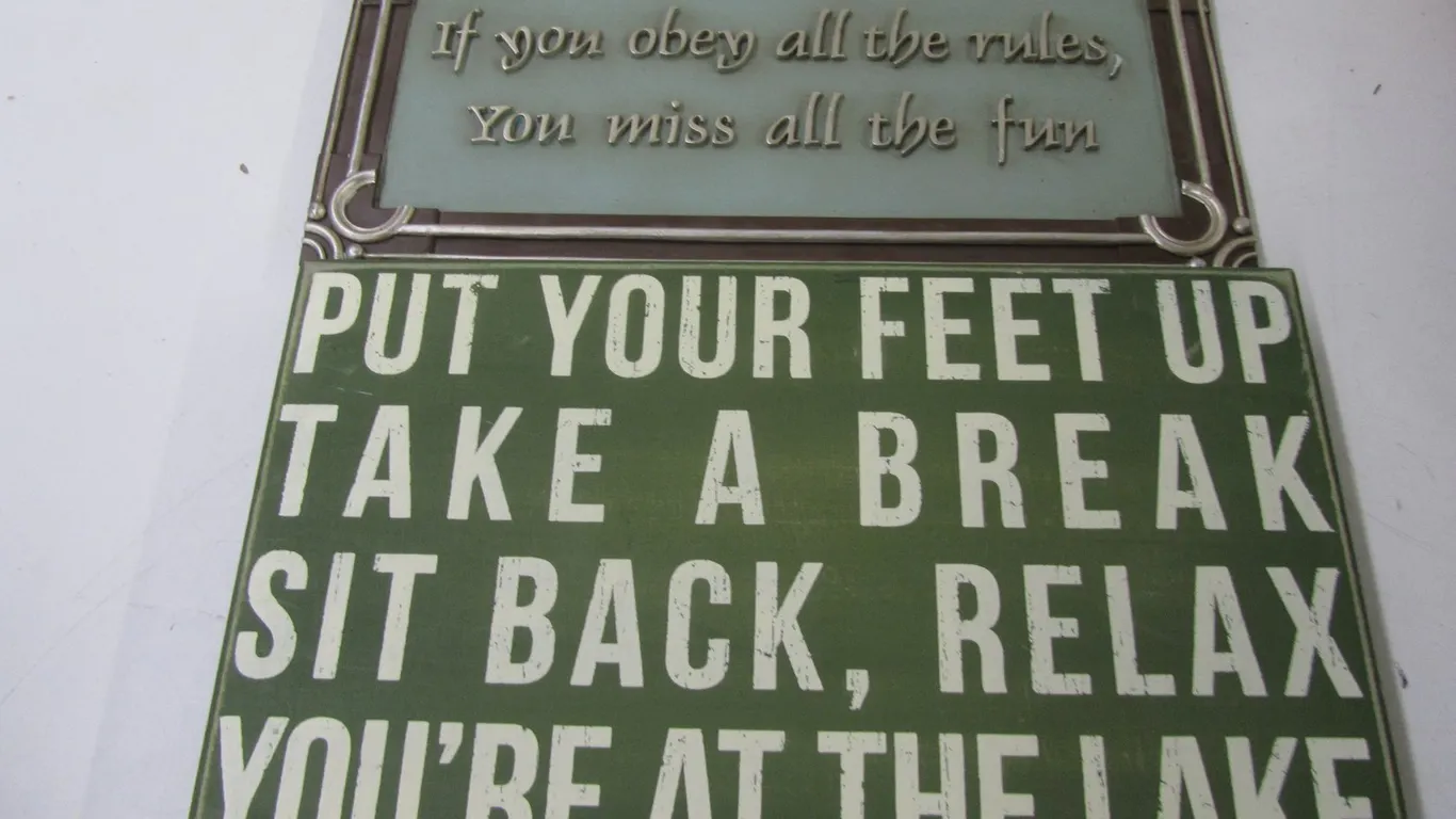 (2) Wall Hangings