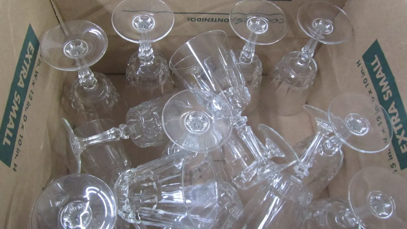 (16) Footed Crystal Glass Drinking Glasses