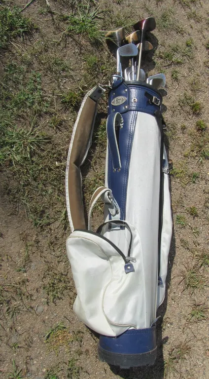 Lot Of Vintage Golf Clubs w/Golf Bag