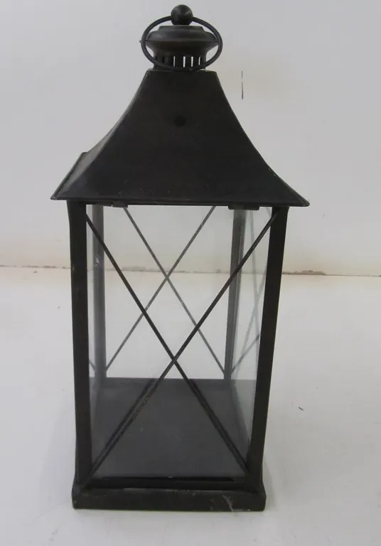 Metal/Glass Candleholder/Lantern