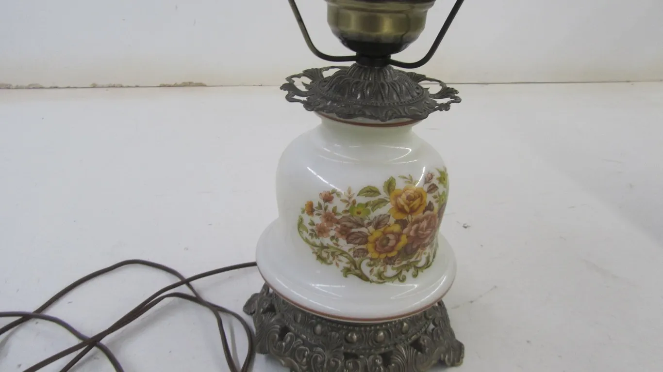 Hurricane Style Table Lamp w/Shade And Globe