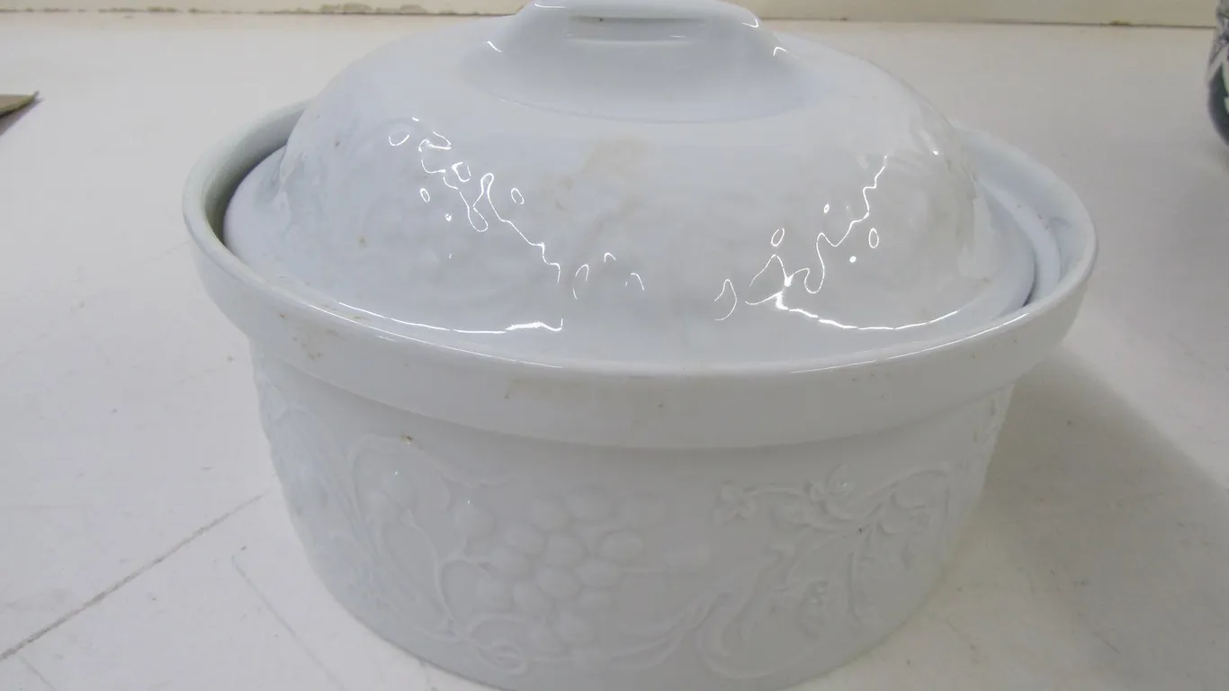 Fine Porcelain Oven-To-Table Pot w/Lid
