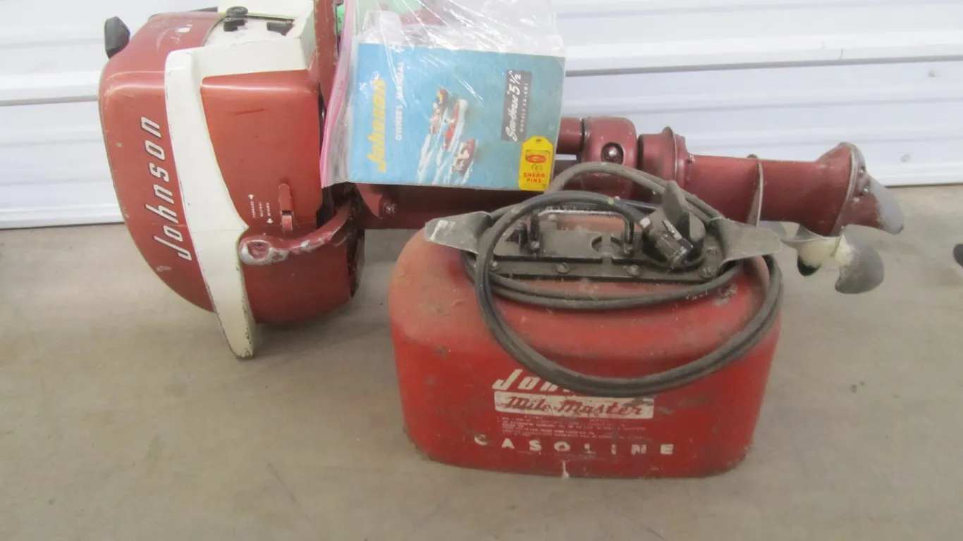 Johnson Sea-Horse 5-1/2 HP Outboard Motor w/Gas Tank