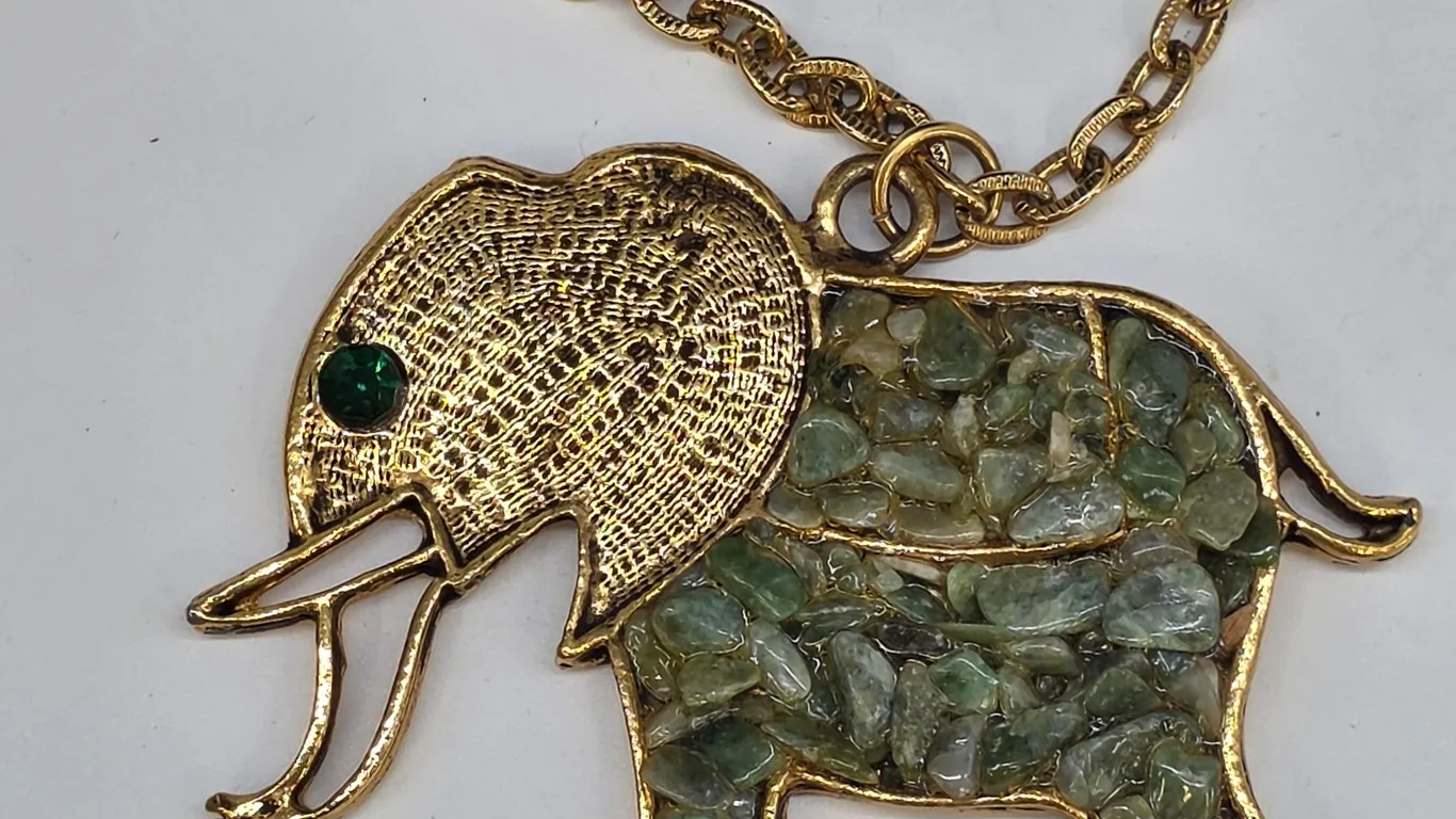 Beautiful Elephant Pendant Necklace Gold Tone Green Stone Chips Rhinestone Eye