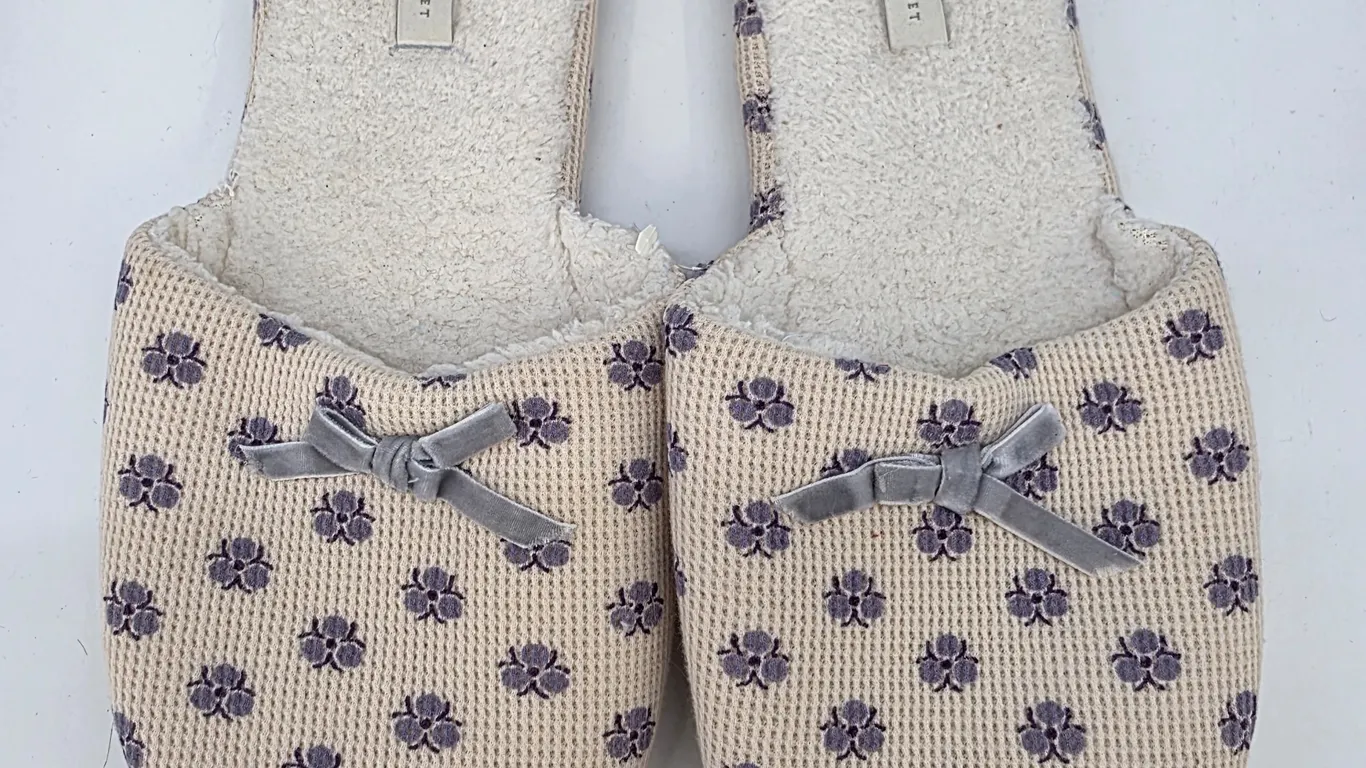 Victoria's Secret Waffle Knit Floral Slippers Faux Shearling Cream Purple Large