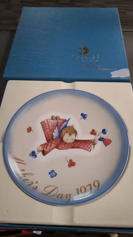 Schmid Mother's Day 1979 Plate Cherub's Gift by Hummel