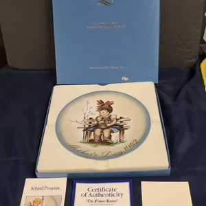 Schmid Berta Hummel "The Flower Basket" 1982 Collector Plate