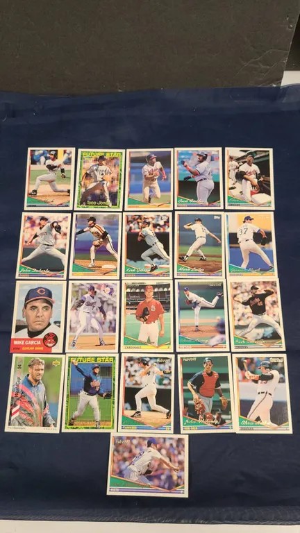 1992 Topps Baseball Cards with Future Star Inserts