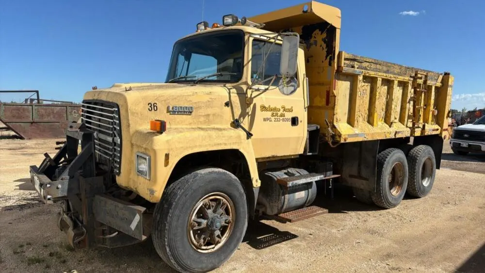 1993 International L8000 diesel w/gravel box