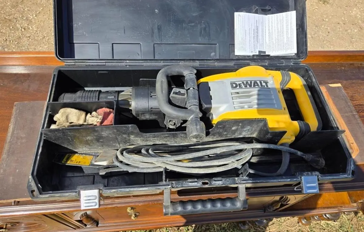 DeWalt Electric Demolition Hammer Kit
UNRESERVED