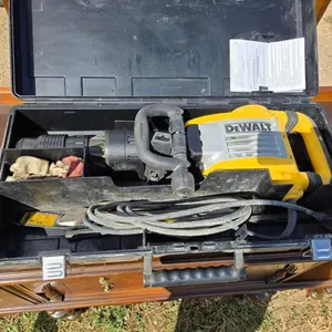 DeWalt Electric Demolition Hammer Kit
 UNRESERVED
