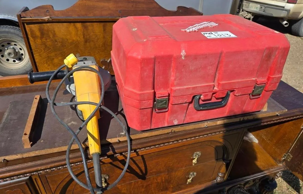 DeWalt Angle Grinder & Milwaukee Steel Saw
UNRESERVED