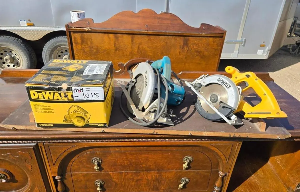 DeWalt and Makita Power Saws
UNRESERVED