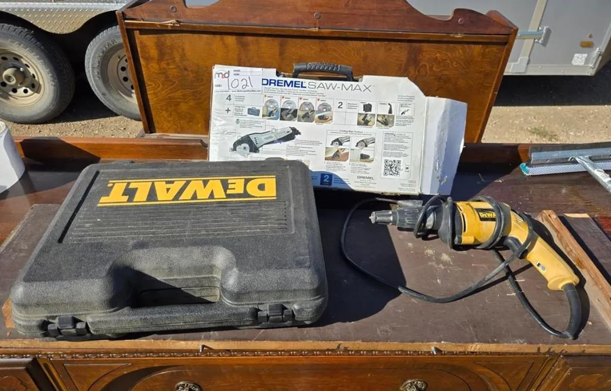 DeWalt Power Tool Bundle with Dremel Saw-Max
UNRESERVED