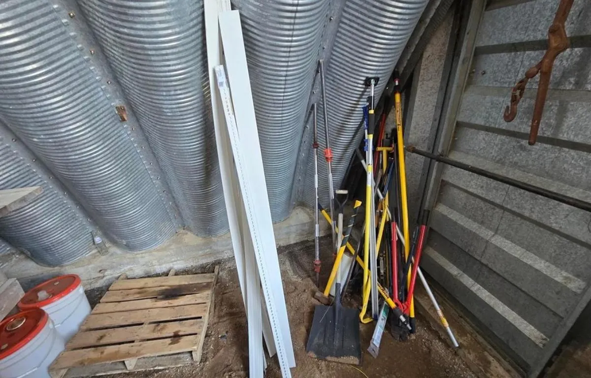Assorted Long-Handled Shop Tools
UNRESERVED