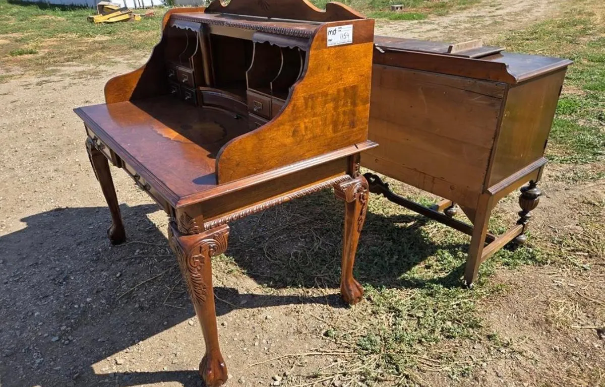 (2) Wood Desks
UNRESERVED