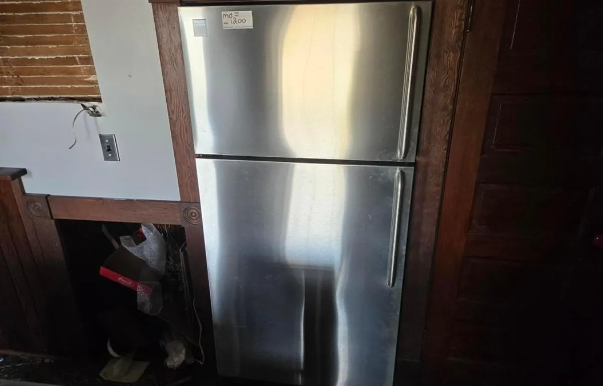 Stainless Steel Bottom-Freezer Refrigerator
UNRESERVED