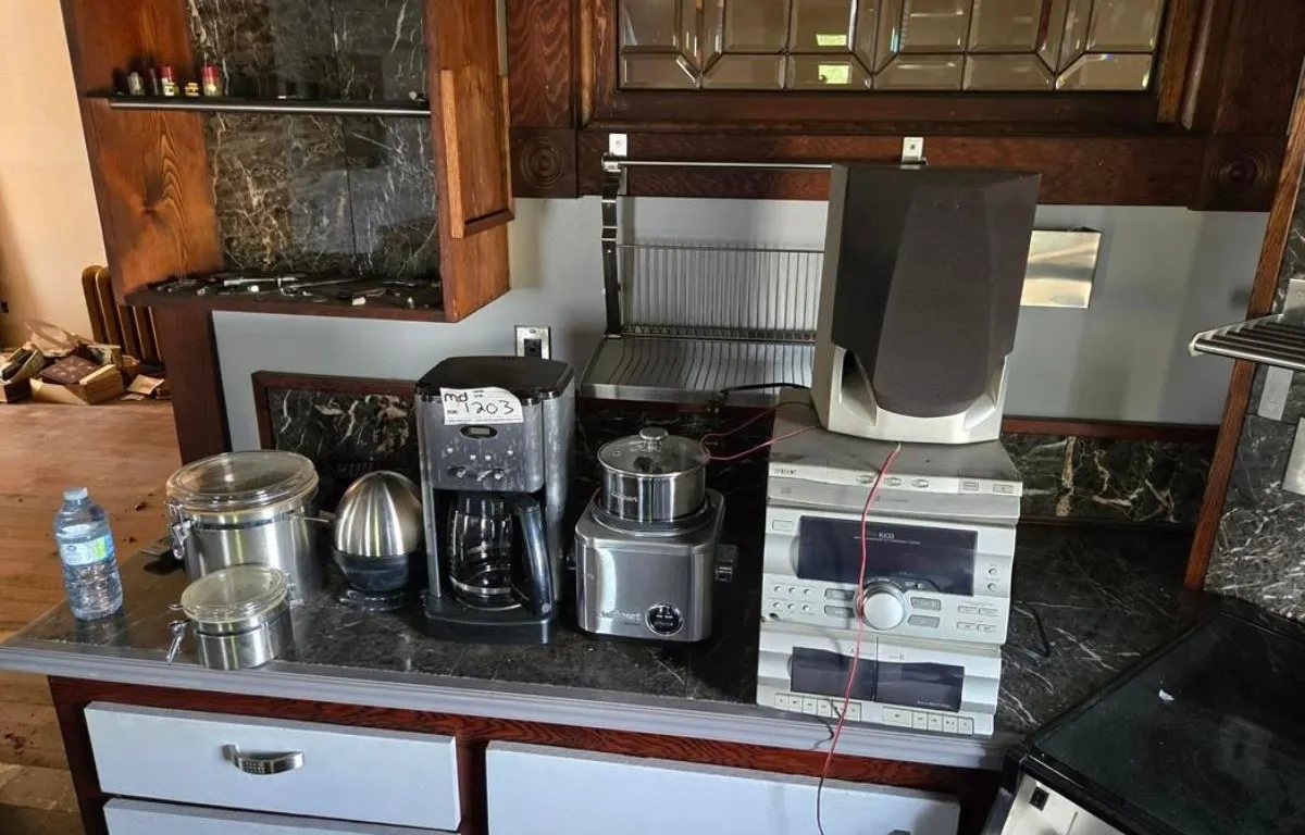 Kitchen Appliances and Sony Stereo System
UNRESERVED