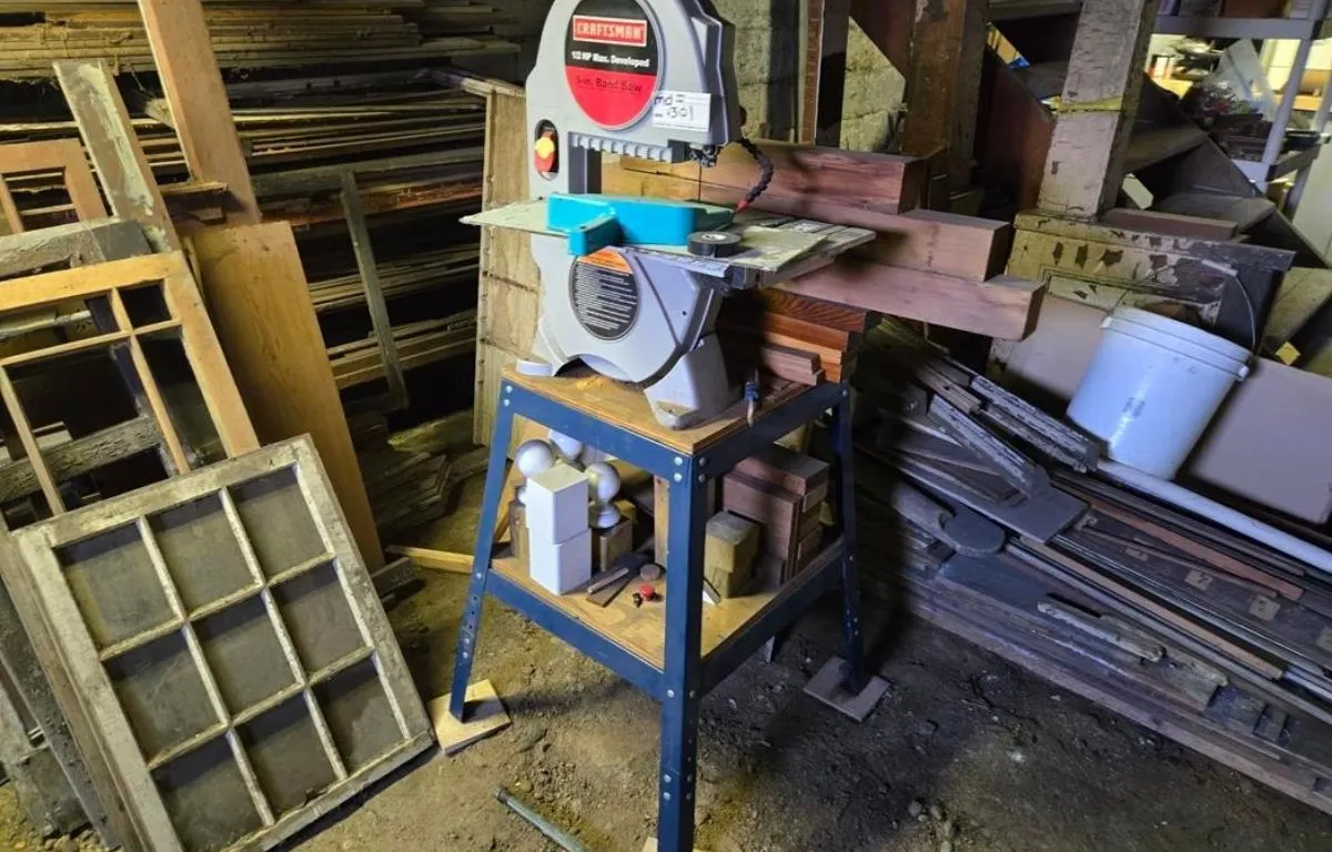 Craftsman 9" Band Saw with Stand
UNRESERVED