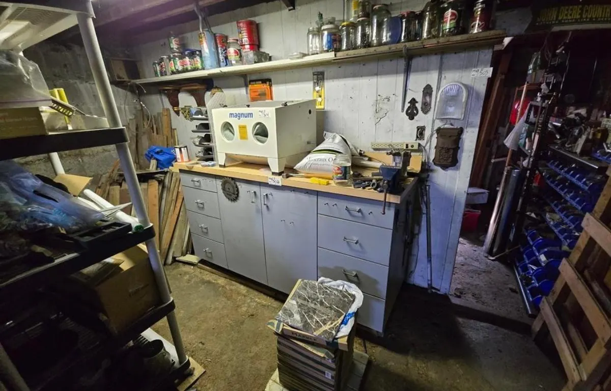 Workbench and Contents
UNRESERVED