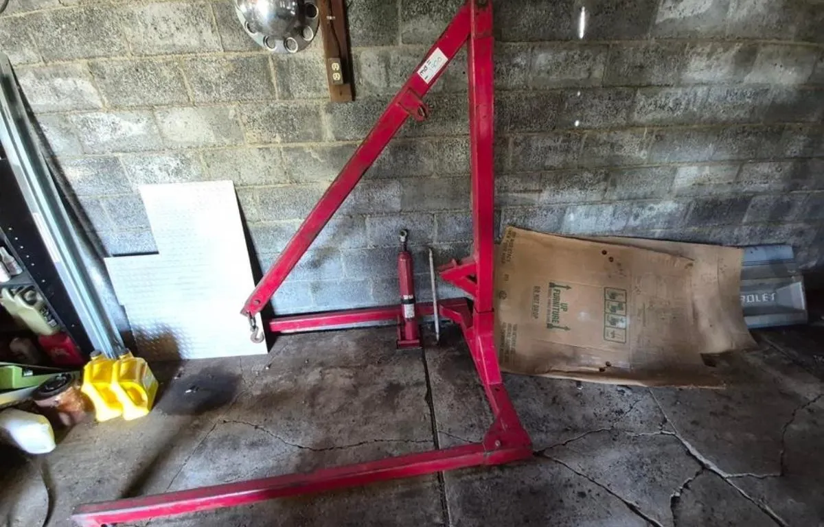 Hydraulic Engine Hoist
UNRESERVED