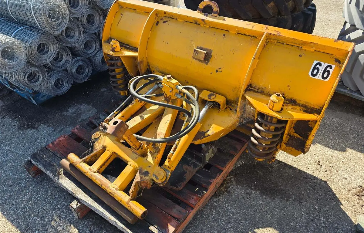 5' Hydraulic Snow Blade Attachment
UNRESERVED