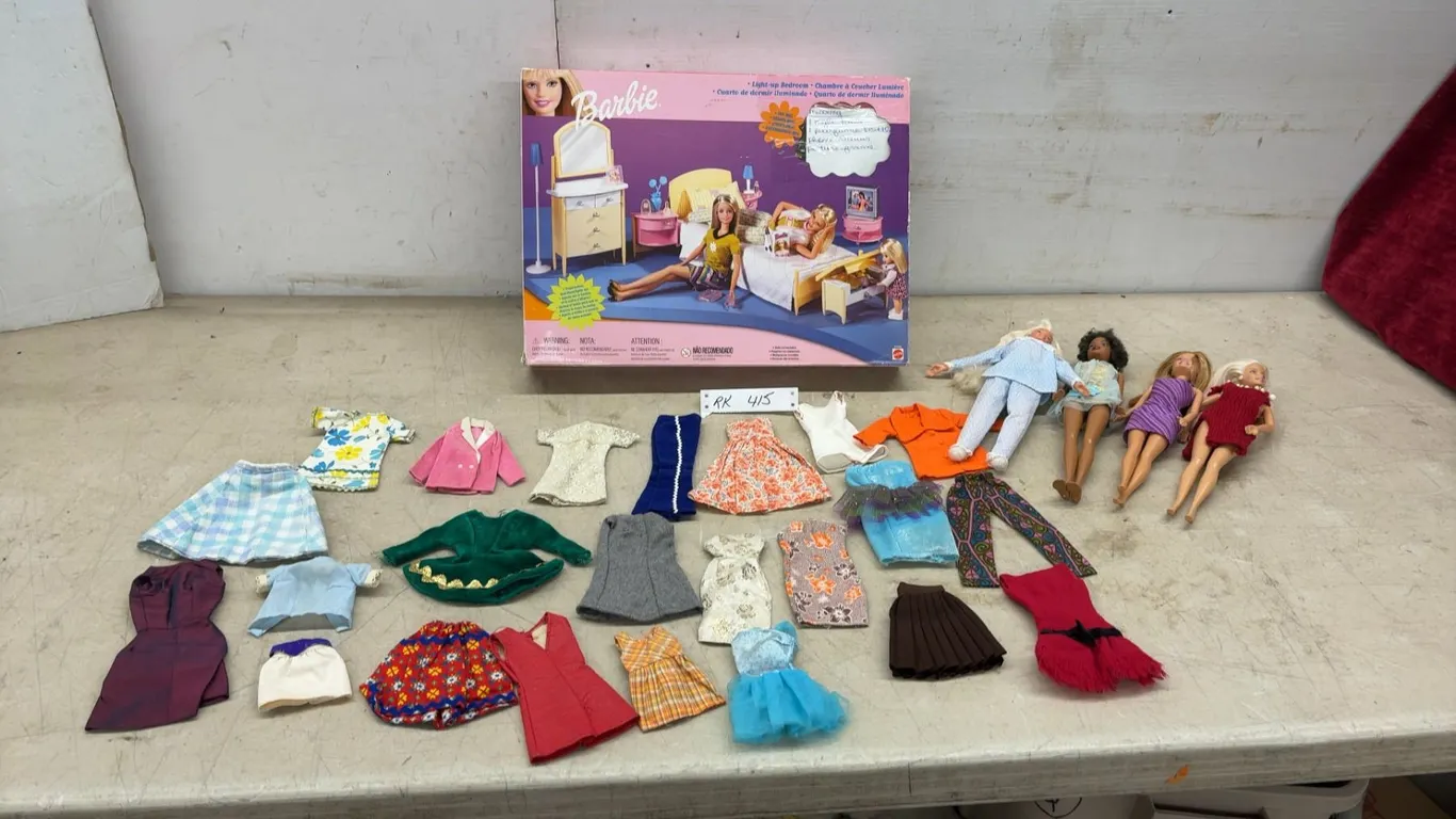 Mattel Barbie Light-Up Bedroom Playset, (Missing a few Pieces, List on Last pic) With 4 Fashion