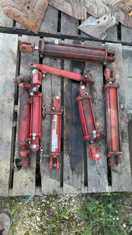 7 Hydraulic Cylinders