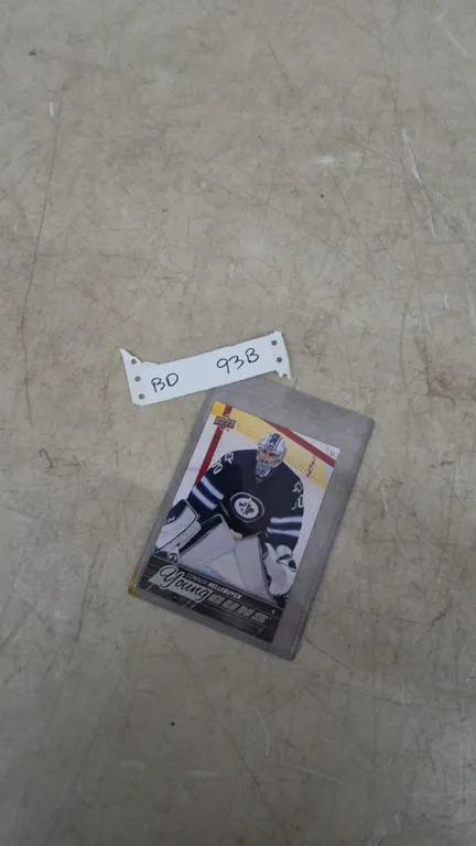 2015-16 Upper Deck Series One Hockey Connor Hellebuyck Young Guns Card rookie