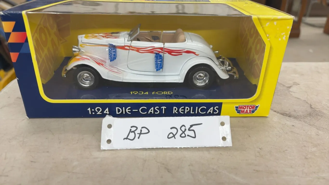 Motor Max 1934 Ford 1/24 Scale Diecast Model Car