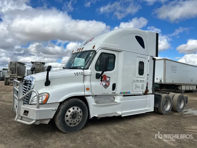 2016 Freightliner Cascadia 6x4 T/A Sleeper Truck Tractor