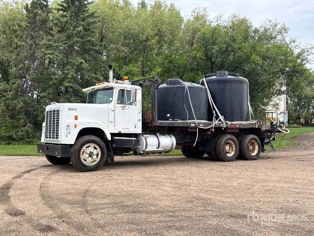 1981 International F4270 6x4 Sprayer Flatbed Truck