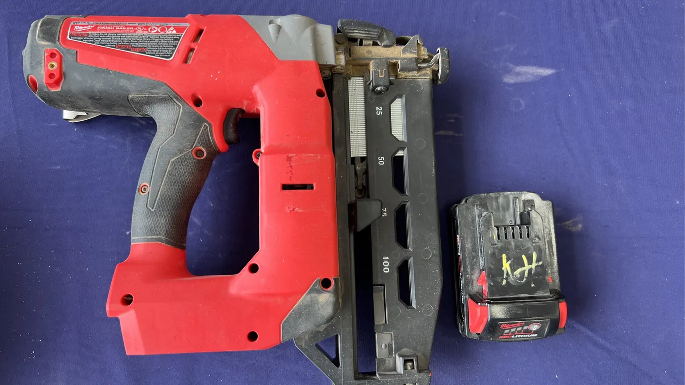 Milwaukee Finish Nailer W/ Battery
