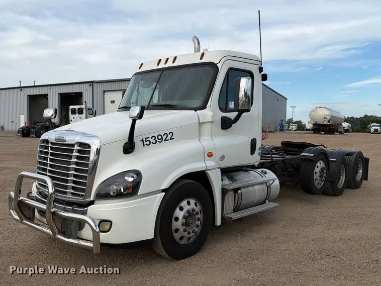 2015 Freightliner Cascadia semi truck
