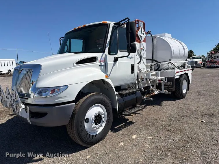 2010 International DuraStar 4400 oilfield acidizing pump truck