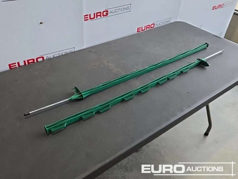 Unused 2026 4' Plastic Electric Fence Posts c/w Metal Spike (Green) (50pc)