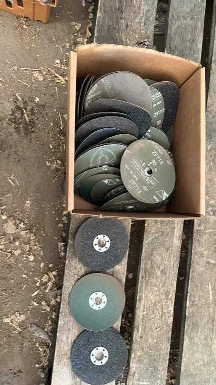 OFFSITE - Box of 50 sanding pads, 5” round, 36,48, and 80 grit.