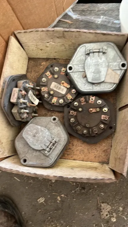 OFFSITE - 5 low profile 7 wire trailer receptacles with circuit breakers.