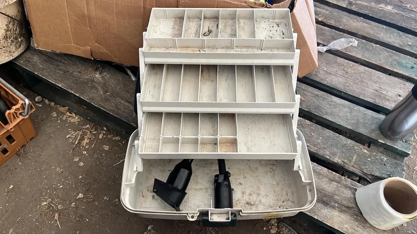 OFFSITE - RV 7 pin adapter to 7 pin round and tackle box.