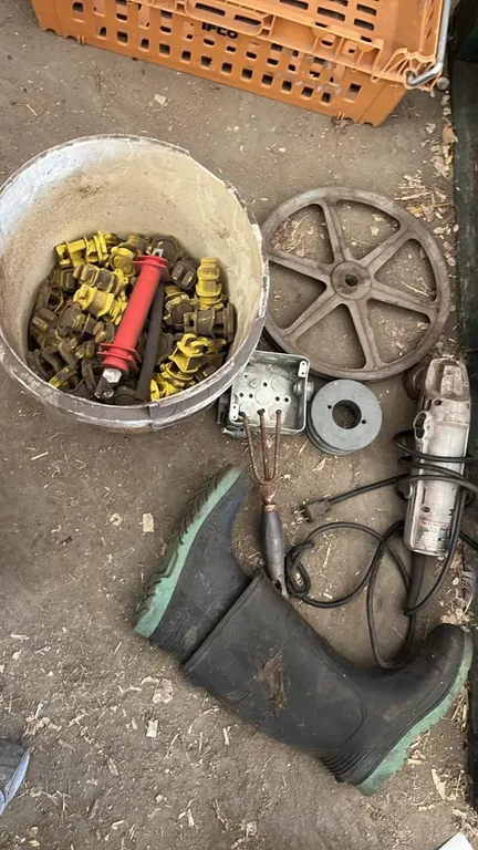 OFFSITE - Assorted lot, bench plane, Milwaukee grinder, 22 sanding pads 50 grit, 7”x7/8”, 2 pulleys , electric fence insulators and size 4 rubber boot