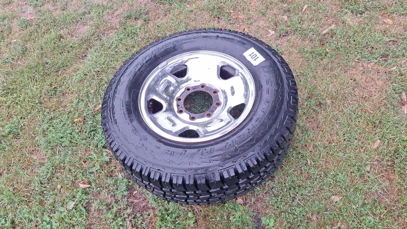 New Cooper tire with rim, size LT 265/70R17
