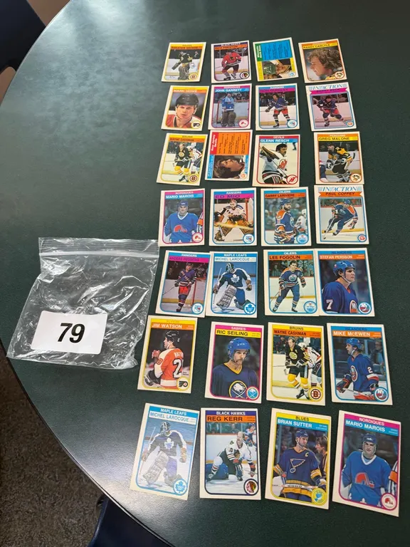 28 Vintage hockey cards