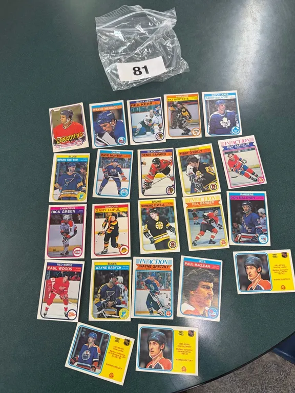 22 Vintage hockey cards