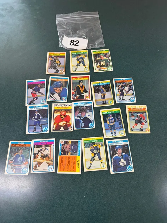 18 Vintage hockey cards