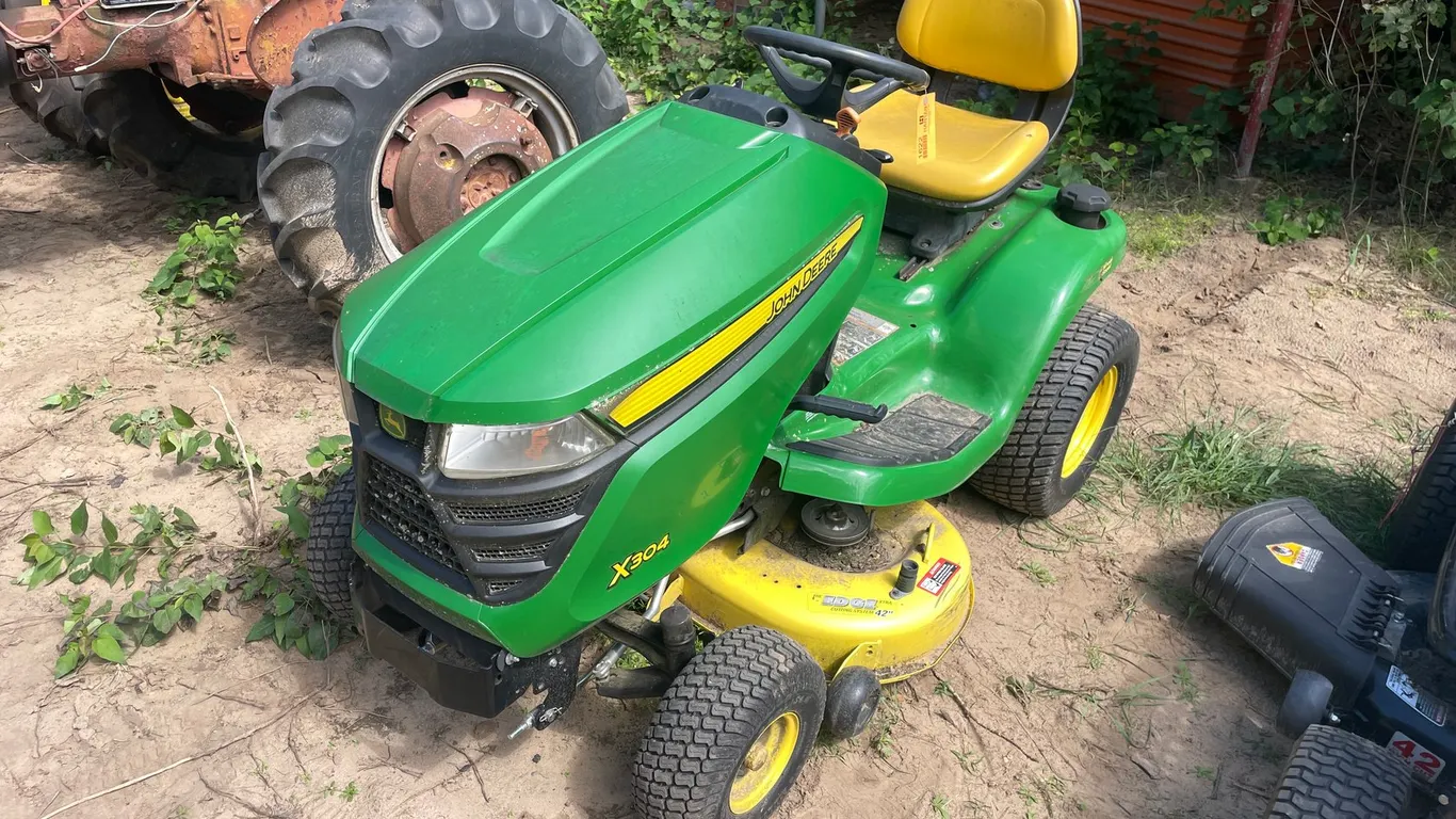 John Deere X304 Lawn Tractor Mower