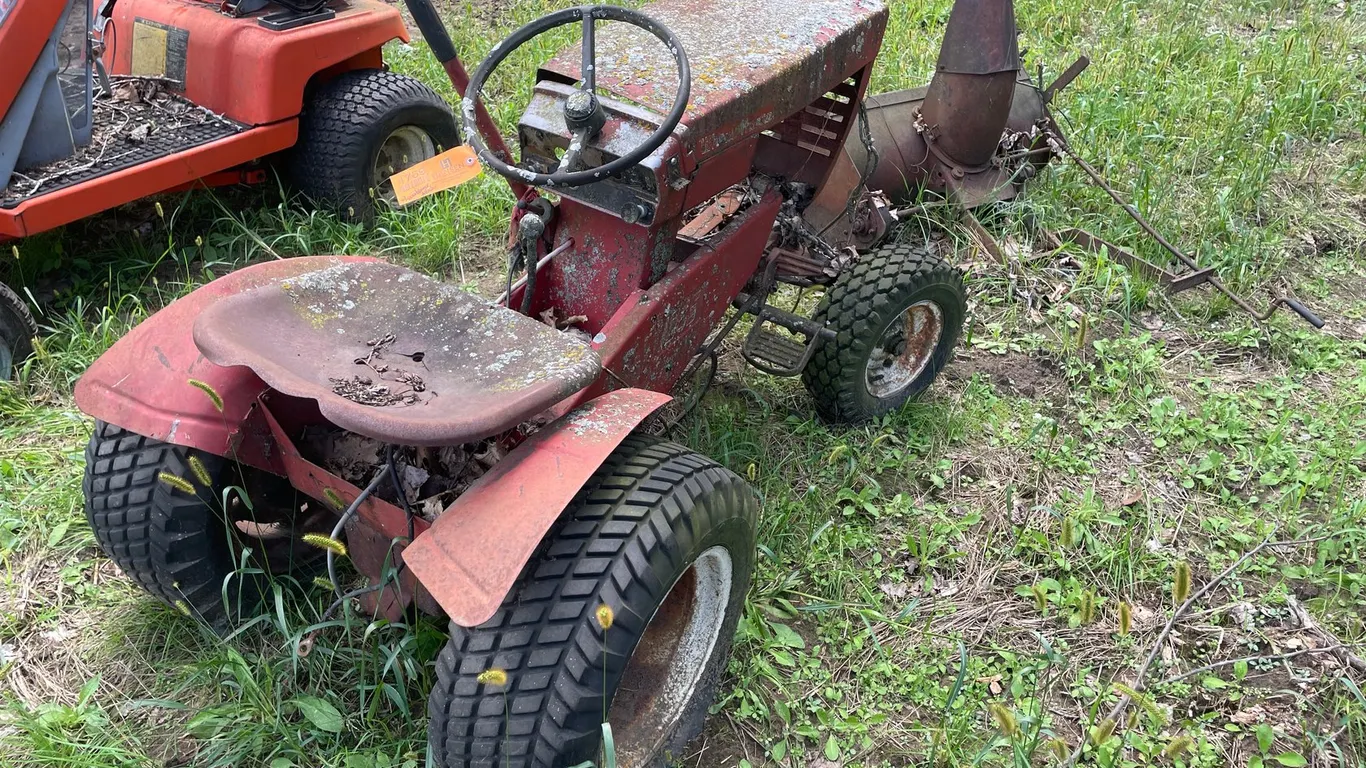 Wheel Horse Lawn Tractor