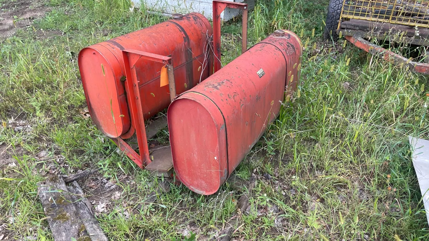 (2) Fuel Tanks